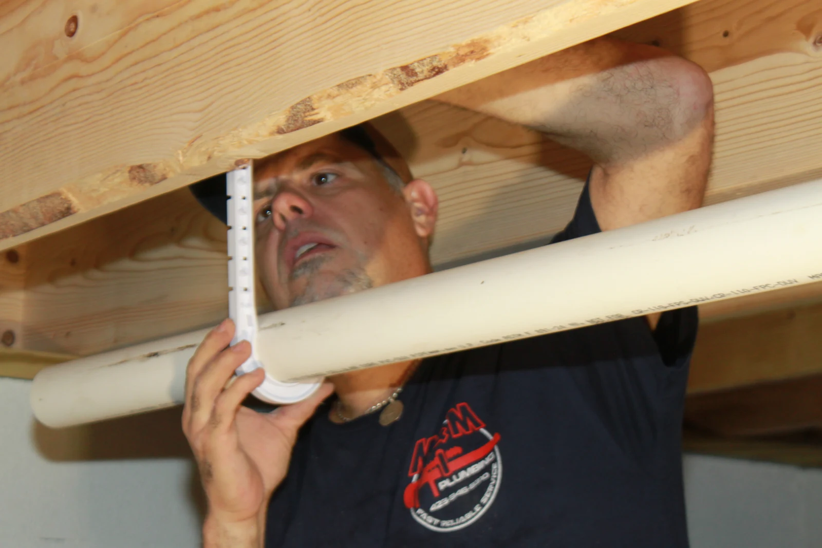 Positioning a drain pipe in its support
